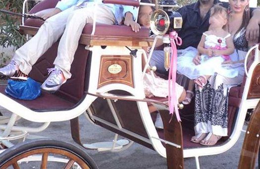 Full view of the carriage with the people